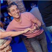 Clases de salsa y bachata para quien quiera aprender a dejar que su cuerpo se mueva por latidos latinos. Todos niveles!Poner alas en tus pies y tener la sensación de volar, con el simple hecho de bailar. El aprendizaje es continuo, descubre tu naturaleza